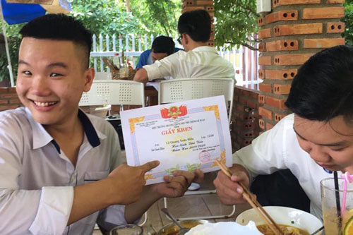 Lần đầu được nhận giấy khen, 10X check-in từ siêu thị đến bệnh viện