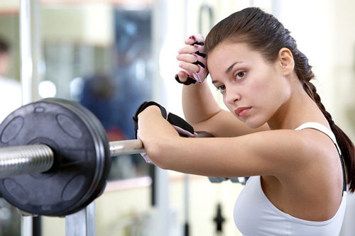 4 thói quen tập gym khiến làn da của bạn nhanh xuống cấp
