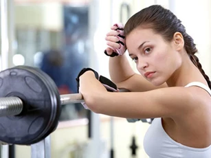 4 thói quen tập gym khiến làn da của bạn nhanh xuống cấp