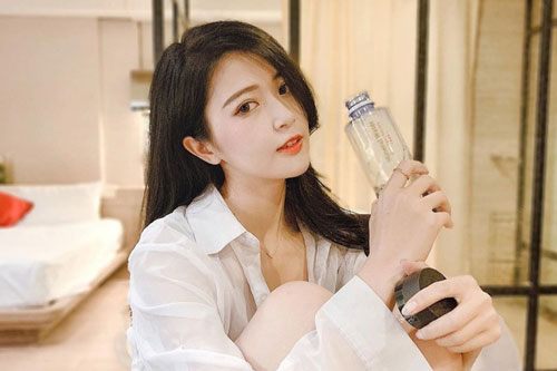 2 nữ công nhân trở thành mẫu nội y, HLV thể hình