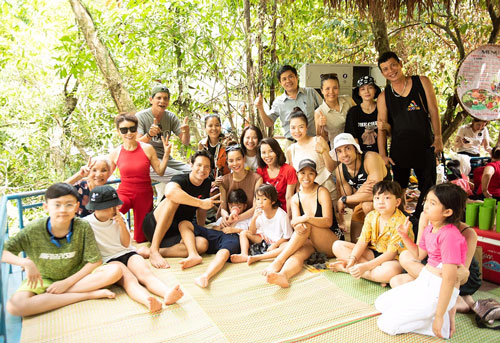 Gia đình Hồ Ngọc Hà khám phá động Phong Nha