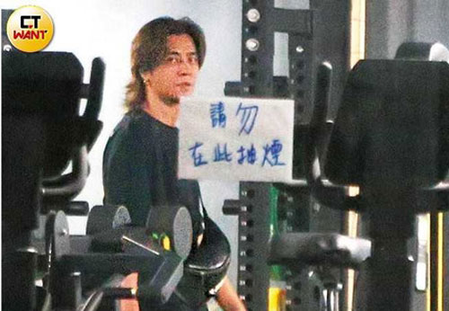 La Chí Tường lộ diện bơ phờ sau bê bối tình dục thác loạn