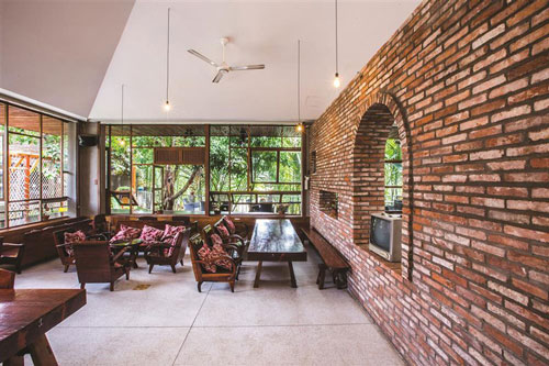 Ngắm quán cà phê được xây từ những viên gạch cũ