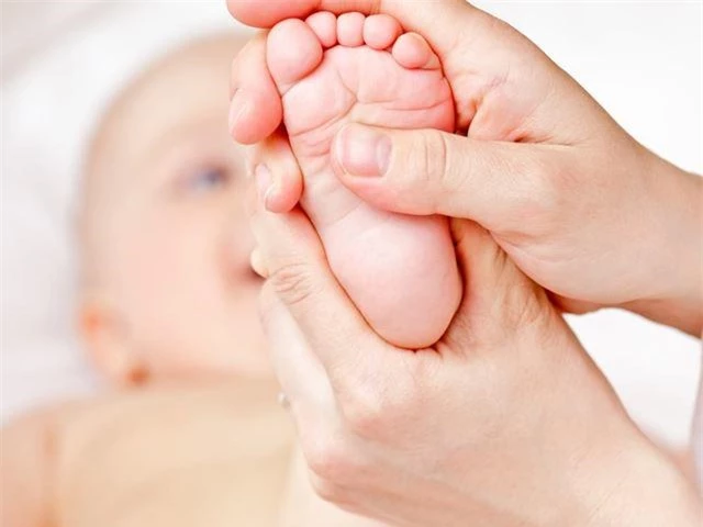 Cách massage cho trẻ sơ sinh dễ ngủ, dễ tiêu hóa, lợi ích đủ đường - Ảnh 5.