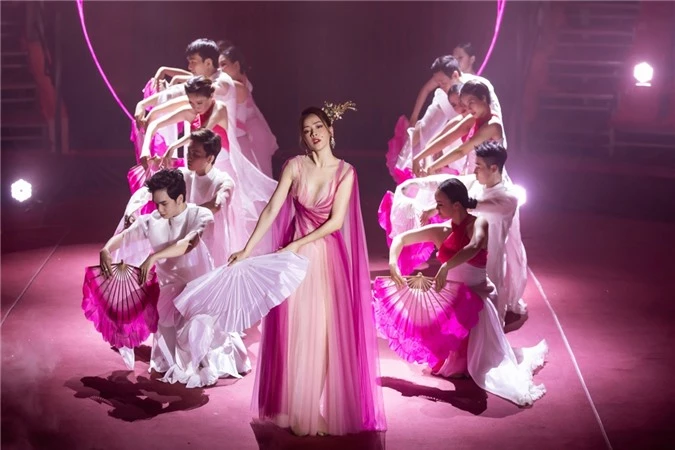 Ờ phần Nhẹ nhàng, Chi Pu tiếp tục tái hiện lại bản hit mới nhất Cung đàn vỡ đôi. Cô đưa múa quạt vào màn trình diễn giúp làm bật lên giai điệu uyển chuyển, sâu lắng của bài hát.
