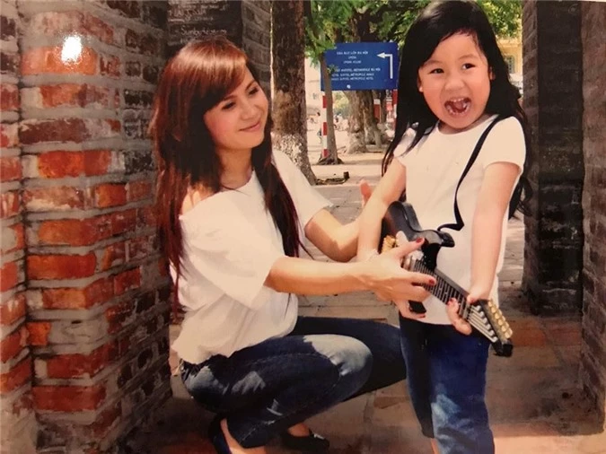 Lưu Thiên Hương bên con gái Mimi lúc nhỏ.