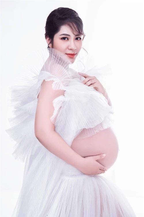 Đặng Thu Thảo lần đầu xuất hiện với bụng bầu tròn vo. Cô rất hạnh phúc vì mang thai đôi tự nhiên.