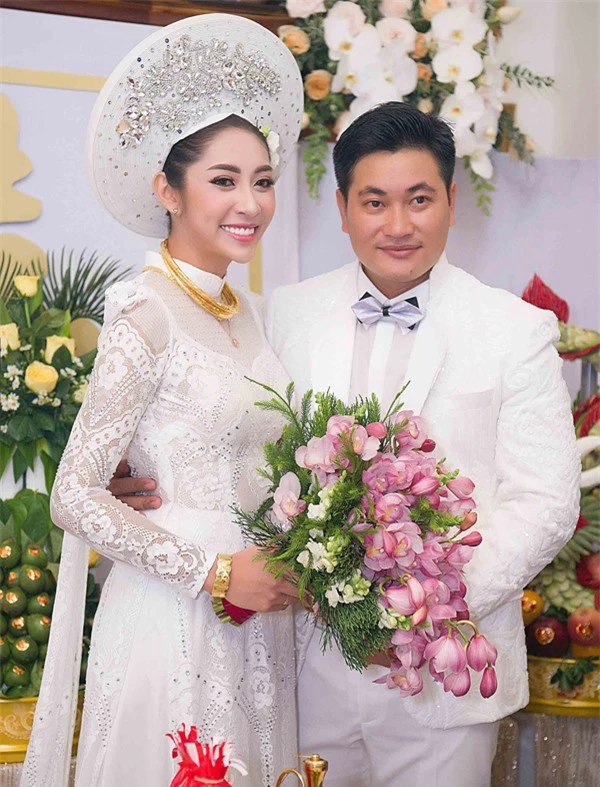 Đặng Thu Thảo và ông xã Phúc Thành trong đám cưới năm 2018.