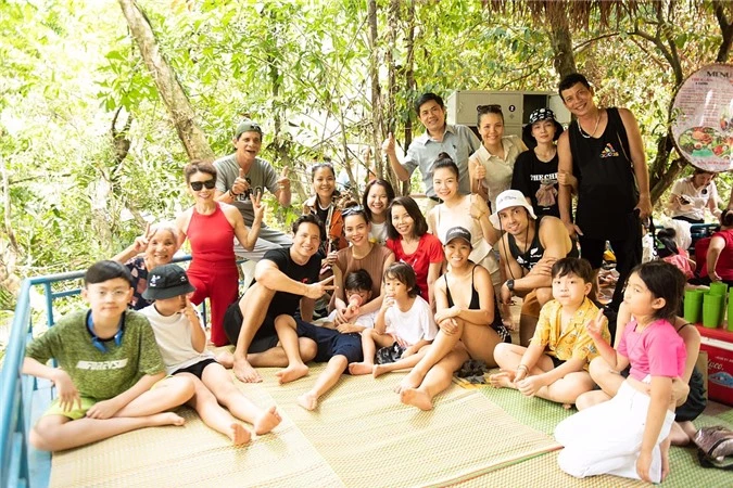 Gia đình Hồ Ngọc Hà chọn vườn quốc gia Phong Nha - Kẻ Bàng làm địa điểm tham quan. Họ phải di chuyển khoảng 50 km từ thành phố Đồng Hới. Do đó, khi đến nơi, các thành viên cùng nghỉ ngơi, ăn trưa.