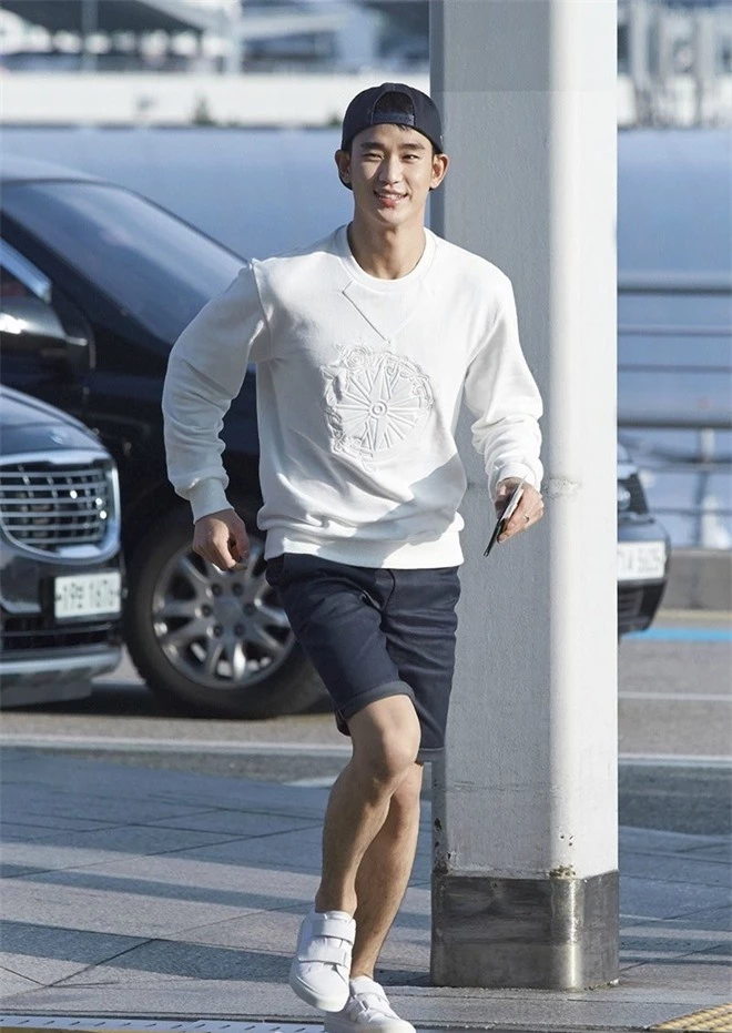 Kim Soo Hyun ngoài đời mặc quần áo giản dị vẫn đẹp trai - Ảnh 4