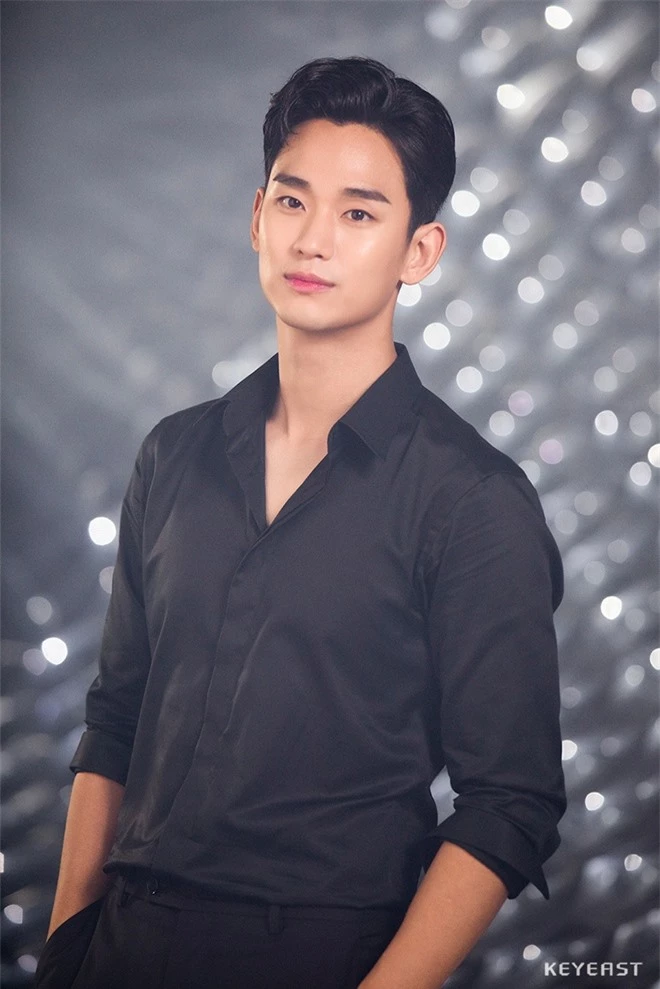 Kim Soo Hyun ngoài đời mặc quần áo giản dị vẫn đẹp trai - Ảnh 9