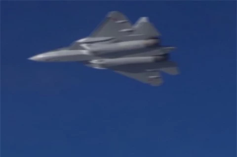 Su-57 'san lung' va 'truy duoi' F-35 tai Syria?