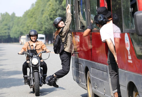 Minh Hằng lái môtô, đu xe khách