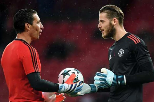 Emilio Alvarez và De Gea (phải)