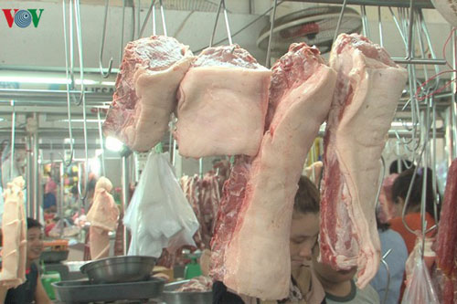 Giá thịt lợn bán lẻ vẫn tăng trong lúc nhập khẩu lợn sống từ Thái Lan