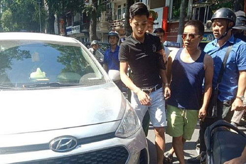 Tài xế ô tô hất cảnh sát lên nắp capo