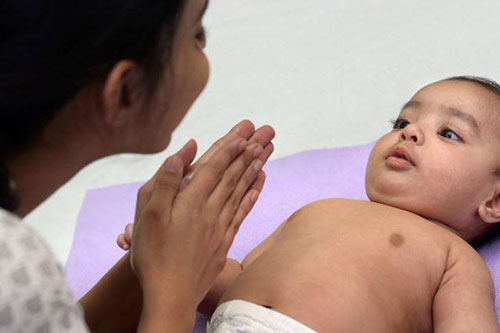 Cách massage cho trẻ sơ sinh dễ ngủ, dễ tiêu hóa, lợi ích đủ đường