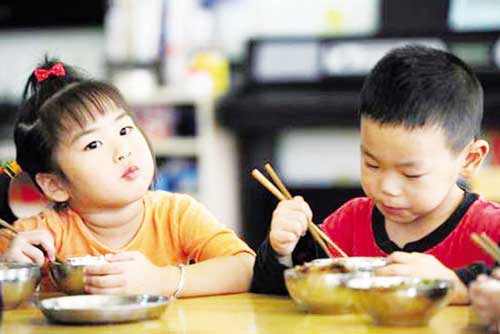 4 thói quen kinh điển 99% bà mẹ mắc phải, khi cho con ăn cơm khiến bé dễ mắc bệnh dạ dày hại sức khỏe