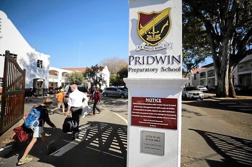 Tháng 12/2016, một PHHS đã gửi đơn kiện trường tư thục Pridwin Preparatory (PPS) lên Tòa án tối cao Nam Phi ở Gauteng, Johannesbourg. 