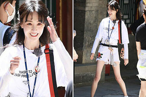 Trịnh Sảng lộ chân 'que tăm'