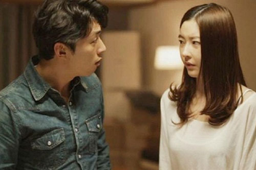 Chồng quát lớn "Ở nhà trông mỗi đứa con mà không nấu được bữa cơm ra hồn", màn đáp trả cực gắt của vợ khiến gã hổ thẹn cúi đầu