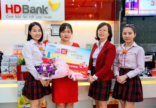 64 khách hàng  nhận giải từ chương trình “Tải App HDBank – Rinh Vespa sành điệu”