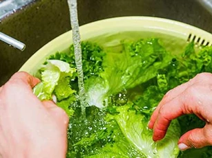 Chỉ rửa rau ba nước là dại: Sai lầm khi chế biến rau khiến bạn vẫn rước bệnh như thường