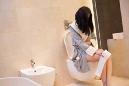 Đi vệ sinh thấy 5 dấu hiệu lạ coi chừng ung thư "ghé thăm", đi khám sớm kẻo hối không kịp