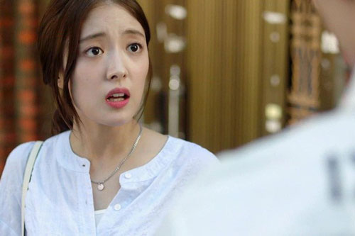 Chồng vừa đi khuất thì có tiếng gõ cửa dồn dập, nhìn kỹ người đàn ông bước đi tập tễnh xuất hiện trước cửa nhà mà tôi thất kinh