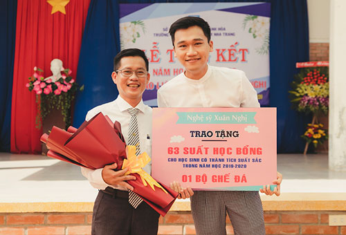 Xuân Nghị về quê trao học bổng