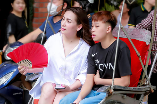 Phi Nhung đưa Hồ Văn Cường tham quan Hà Nội