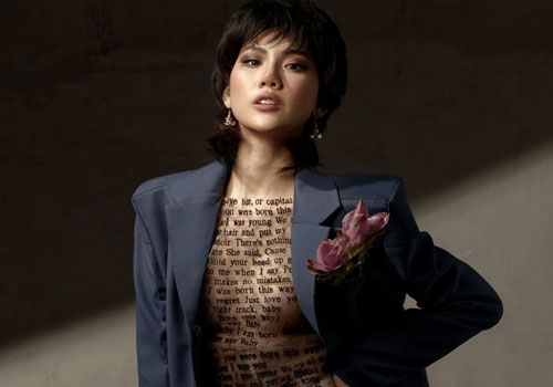 Quỳnh Hoa mặc hở bạo đón tuổi 22