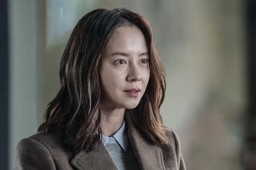 Em chồng đang xem điện thoại, thấy chị dâu vào vội vàng giấu đi, tưởng con bé làm điều gì mờ ám nhưng thoáng thấy bóng dáng quen thuộc tôi rụng rời tay chân