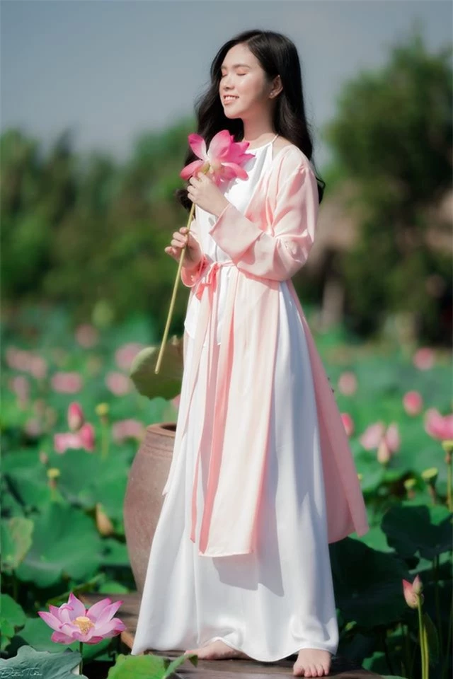 “Bản sao Ngọc Trinh” hóa thôn nữ khoe sắc với sen hồng - 11
