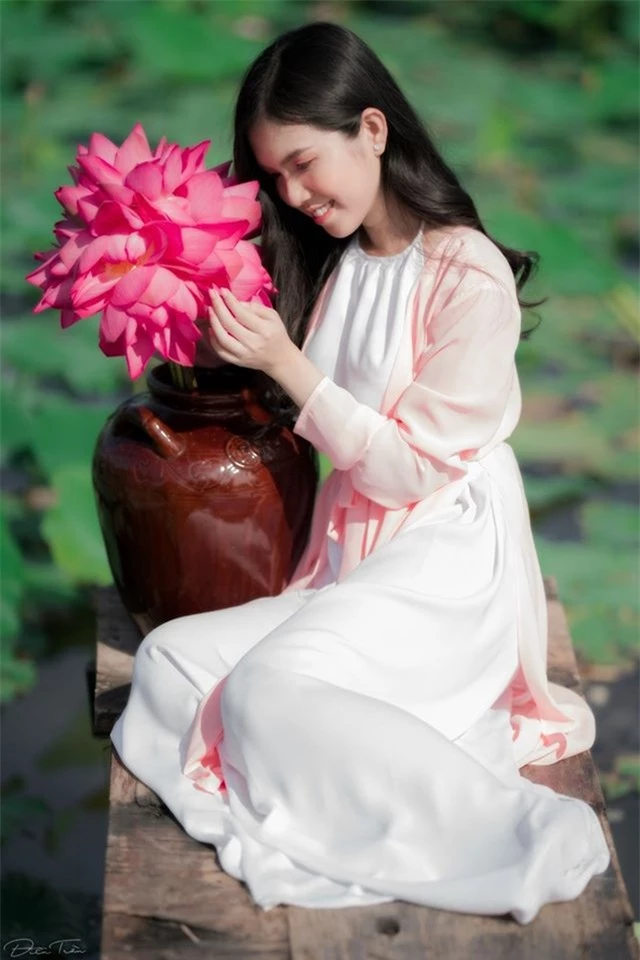 “Bản sao Ngọc Trinh” hóa thôn nữ khoe sắc với sen hồng - 8