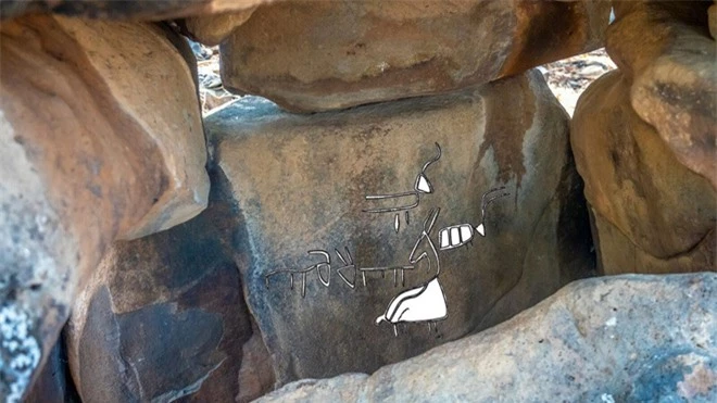 Bí ẩn những hình khắc lạ 4.200 năm tuổi trong ngôi mộ cổ ở Israel - Ảnh 1.