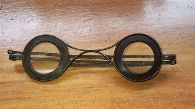 Cặp kính nhặt ở bãi rác được bán đấu giá 185 triệu đồng