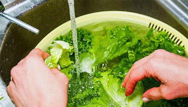Rửa rau ba nước thôi không làm sạch hóa chất 
