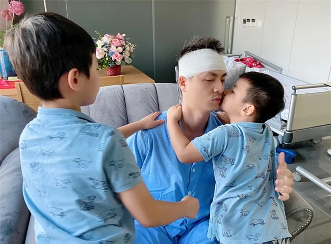 Hai con trai Đăng Khang và Đăng Anh vào thăm bố trong bệnh viện. Các bé tíu tít ôm hôn nam ca sĩ.