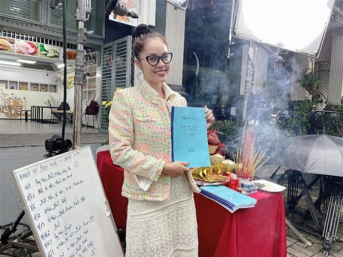 Hôm 15/7, Dương Cẩm Lynh dự lễ cúng khai máy và tham gia các cảnh quay đầu tiên của sitcom Bánh mỳ ông Màu tại TP HCM. Đã tám tháng, cô mới nhận lời một dự án phim, sau khi phim truyền hình Tiệm ăn dì ghẻ kết thúc.
