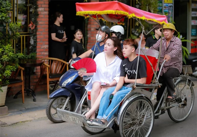 Hồ Văn Cường muốn ngồi xích lô dạo một vòng các tuyến phố đẹp nên Phi Nhung chiều theo ý con trai.