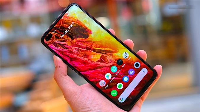 Realme 6 Pro: Với mức giá 7,99 triệu đồng, Realme 6 Pro được cho là đối thủ đáng gờm của Reno2 F và Samsung Galaxy A51. Máy có thiết kế khung nhựa nhưng hai mặt lại là kính cường lực Gorilla Glass 5, trong đó mặt lưng ôm cong ở 4 cạnh, giúp cầm nắm ôm tay hơn.