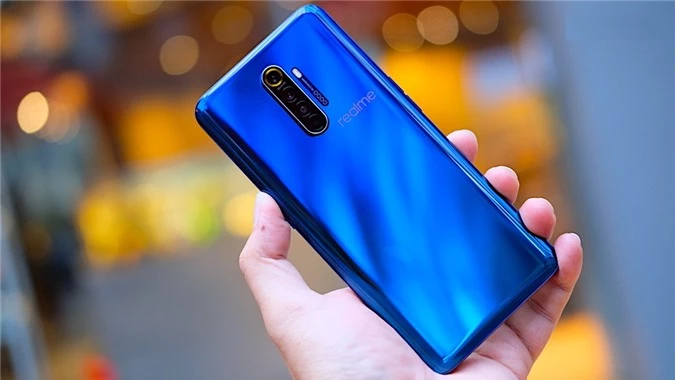 Giống như Mi Note 10 Lite ở trên, máy sở hữu hai mặt kính với khung kim loại, mặt lưng được làm cong, kết hợp phần cạnh làm thon gọn cho cảm giác cầm nắm thoải mái và chắc chắn. Cảm biến vân tay được tích hợp nút nguồn giống như Realme 6 Pro ở trên. 