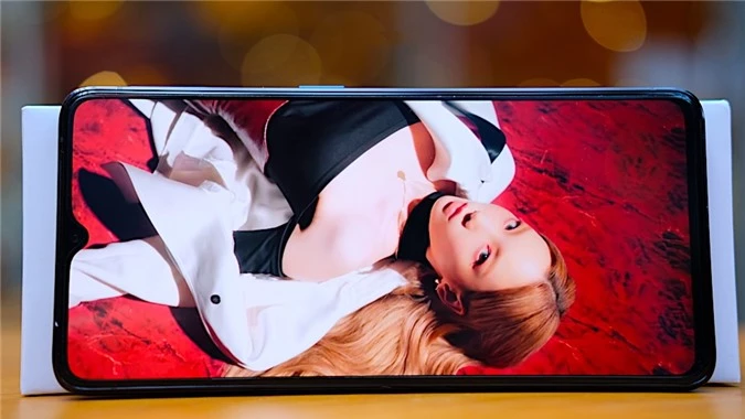 Realme X2 Pro sở hữu màn hình lớn 6.55 inch, độ phân giải Full HD+, tấm nền AMOLED cho chất lượng hiển thị hài lòng và đây cũng là chiếc smartphone thứ hai sở hữu màn hình 90Hz cho trải nghiệm thực sự mượt mà, nhất là khi chơi game. Đặc biệt người dùng có thể giảm tần số quét xuống 60Hz để tiết kiệm pin khi cần.