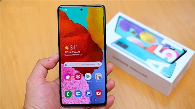 Samsung Galaxy A51: Là một trong những chiếc smartphone tầm trung bán chạy nhất của Samsung, Galaxy A51 tiếp tục hút khách khi được trang bị thêm phiên bản RAM 8GB với bộ nhớ trong 128GB, đó là tương đương các đối thủ trong cùng phân khúc giá. 