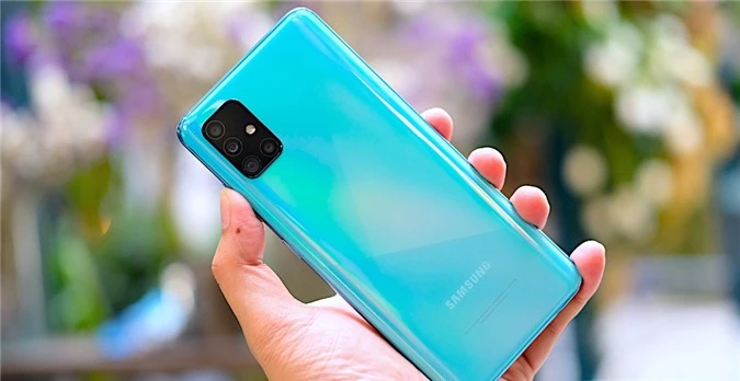 Ngoài việc nâng cấp bộ nhớ RAM thì Galaxy A51 không thay đổi gì so với phiên bản tiền nhiệm RAM 6GB và 128GB bộ nhớ trong. Máy được hoàn thiện bằng chất liệu vỏ nhựa, các góc bo tròn nhiều, mặt lưng ôm cong cùng thiết kế đổi màu vẫn được giữ nguyên.