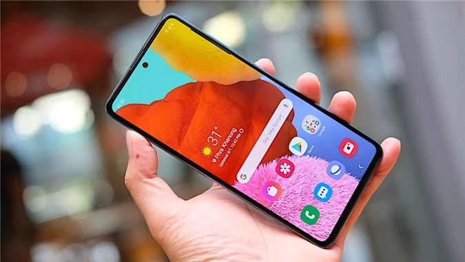 Mặt trước Galaxy A51 là màn hình đục lỗ Infinity-O giống dòng flagship Galaxy S10, kích thước 6.5 inch, sử dụng tấm nền Super AMOLED độ phân giải Full HD+, tỷ lệ dài 20:9 giúp máy thon dài và gọn theo chiều ngang nên cầm bằng một tay vẫn khá thoải mái. Công nghệ vân tay trong màn hình cũng có mặt.