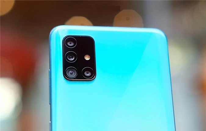 Cụm 4 camera Galaxy A51 ở mặt sau được bố trí theo kiểu hình chữ nhật, trong đó camera chính 48MP, camera góc siêu rộng 8MP, camera đo độ sâu trường ảnh 5MP và cuối cùng là camera macro chuyên dụng 5MP để chụp cận cảnh. 