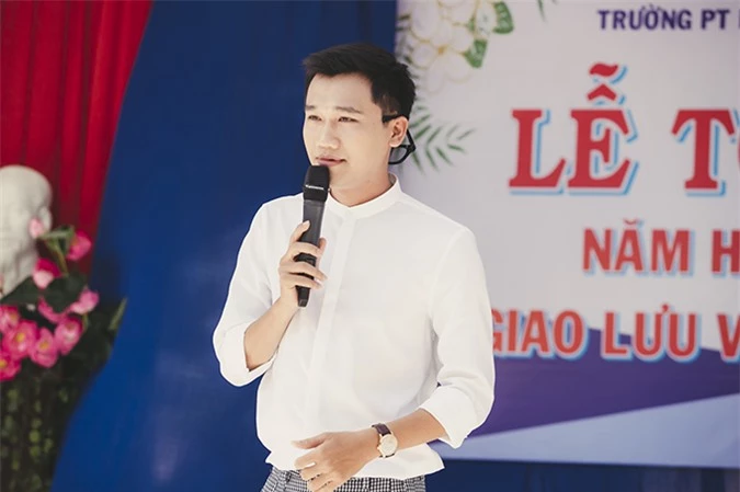 Bận rộn với việc chạy show tại Sài Gòn nhưng Xuân Nghị vẫn cố gắng sắp xếp thời gian để tổ chức buổi lễ trao học bổng tại trường Hermann Gmeiner (Nha Trang). Anh từng học tại mái trường này suốt 7 năm trước khi lên thành phố theo đuổi nghề diễn.