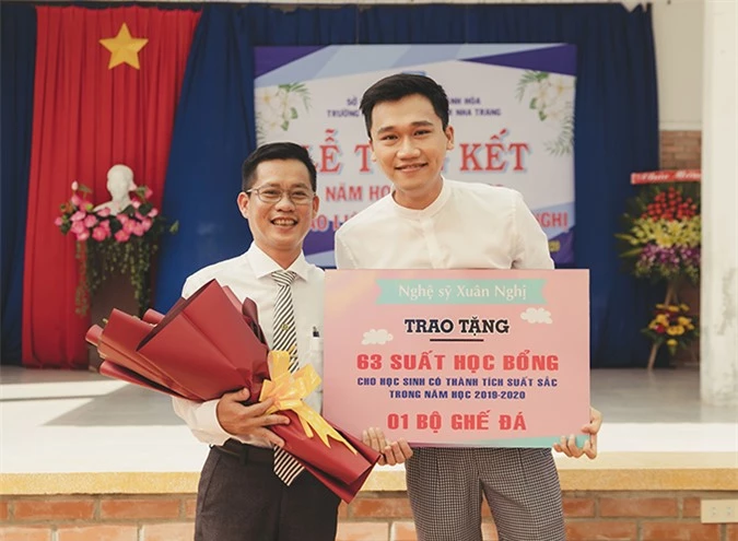 Tại sự kiện, nam diễn viên trao tặng 63 suất học bổng cho học sinh có thành tích xuất sắc trong năm học 2019 - 2020 của trường Hermann Gmeiner.